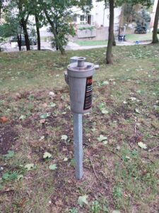 Bulovka (na travnatém kopečku mezi ulicí Bulovka a Budínova)