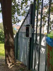 Fidlovačka (na plotě u vstupu do parku z ul. Boleslavova)
