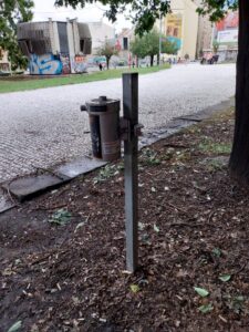 Florenc (nalevo od McDonald’s vedle schodů na magistrálu)