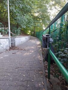 Husovy sady II (na zábradlí u studánky Husovka)