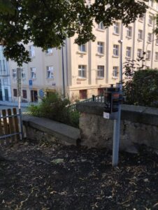 Nuselské schody (vedle Kaple sv. Rodiny, v blízkosti žel. tunelů)